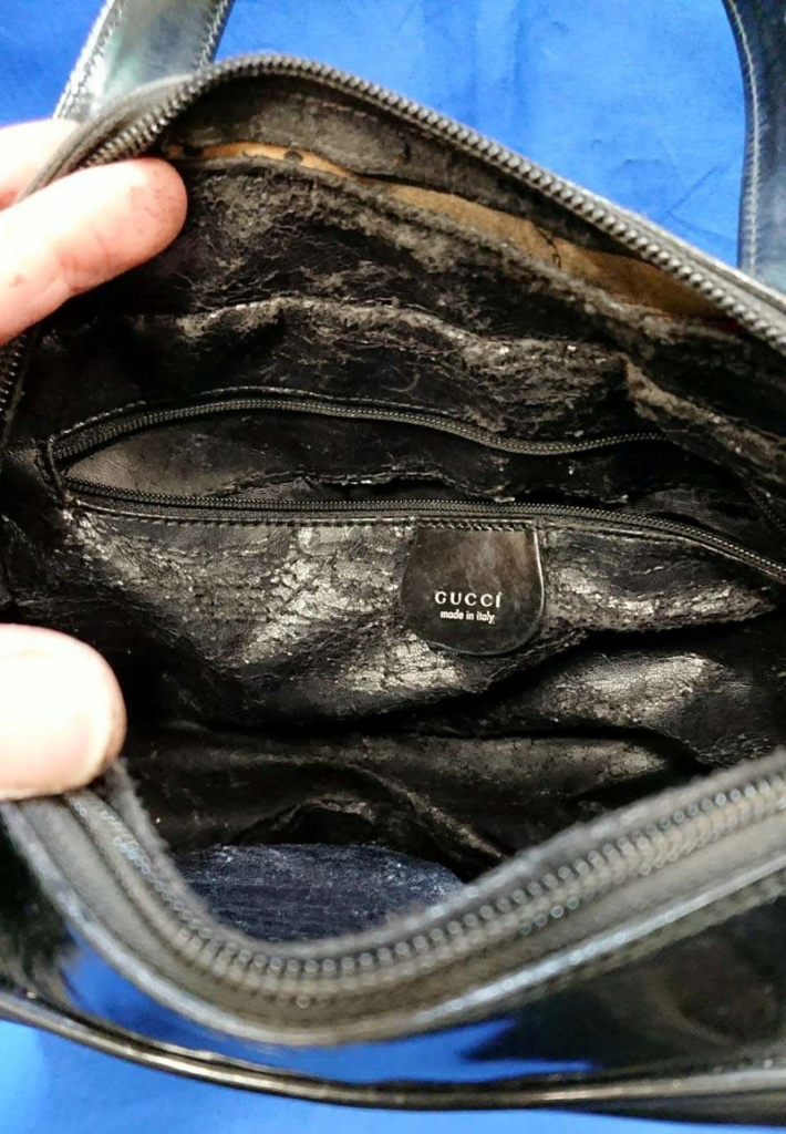 Gucci(グッチ)のバック内側はかなり劣化してしまっているためのバック修理前の状態