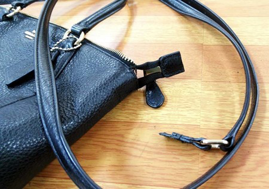 カバン修理する前のコーチ (COACH)のバッグ、ショルダーベルトの付け根が片方抜けてしまっています。
