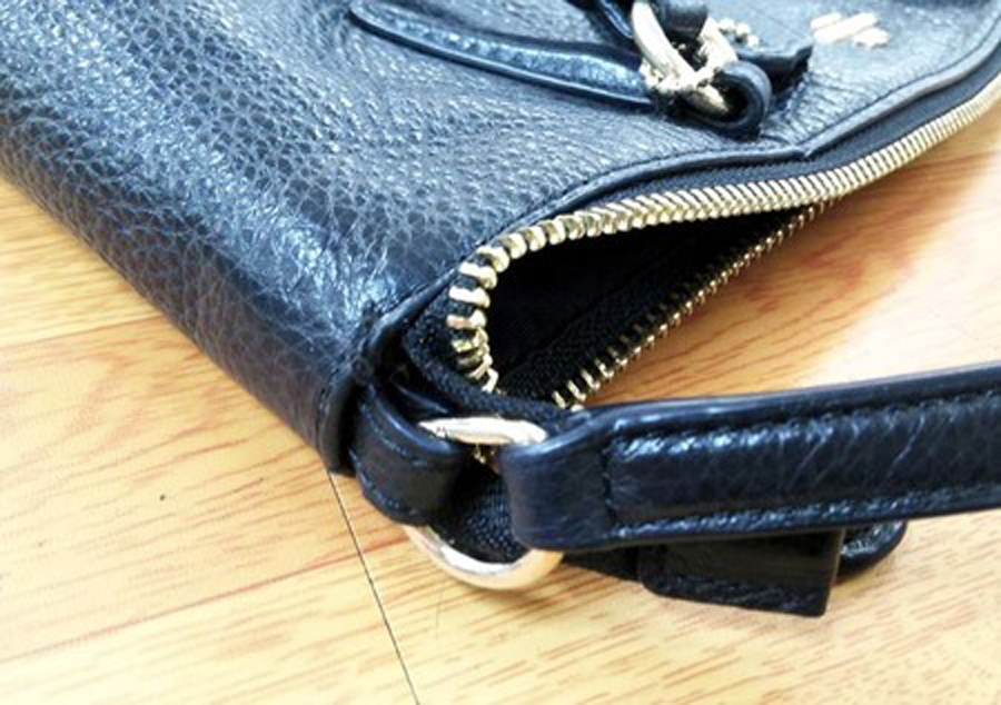 コーチ (COACH)のバッグ、ショルダーベルトの付け根部分を入れ込みます