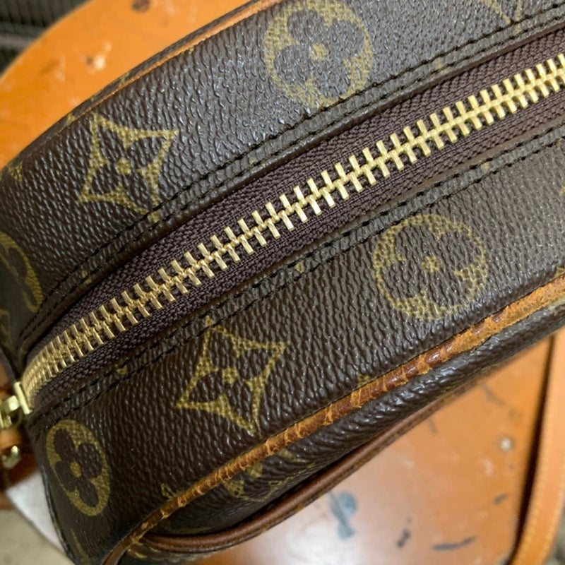 カバン・バック修理例としてルイヴィトン(LOUIS VUITTON)鞄バッグの破れてしまったファスナー箇所の修理交換した後の状態