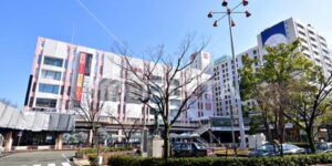 塚口さんさんタウンB1で営業しています靴修理やカバン修理の他、スニーカー修理、 皮革製品のクリーニング、更には合鍵作製、腕時計の電池交換、アクセサリー修理、指輪サイズ調整、キャスター修理等